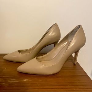 Ann Taylor Mila Leather Pumps in Nude